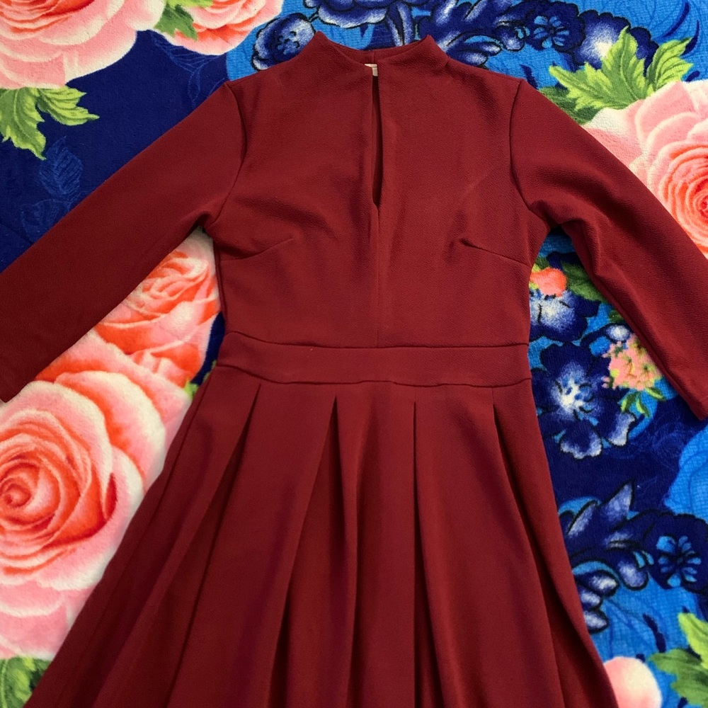 Beautiful Burgundy Knee Length Dress. Size Small.